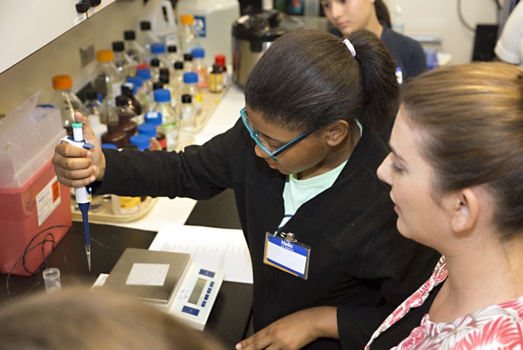 Dr. Lisandra de Castro Bras, assistant professor in the Department of Physiology, works with student Kimya Boyd.