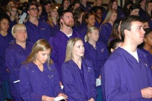 Students recite College of Nursing pledge