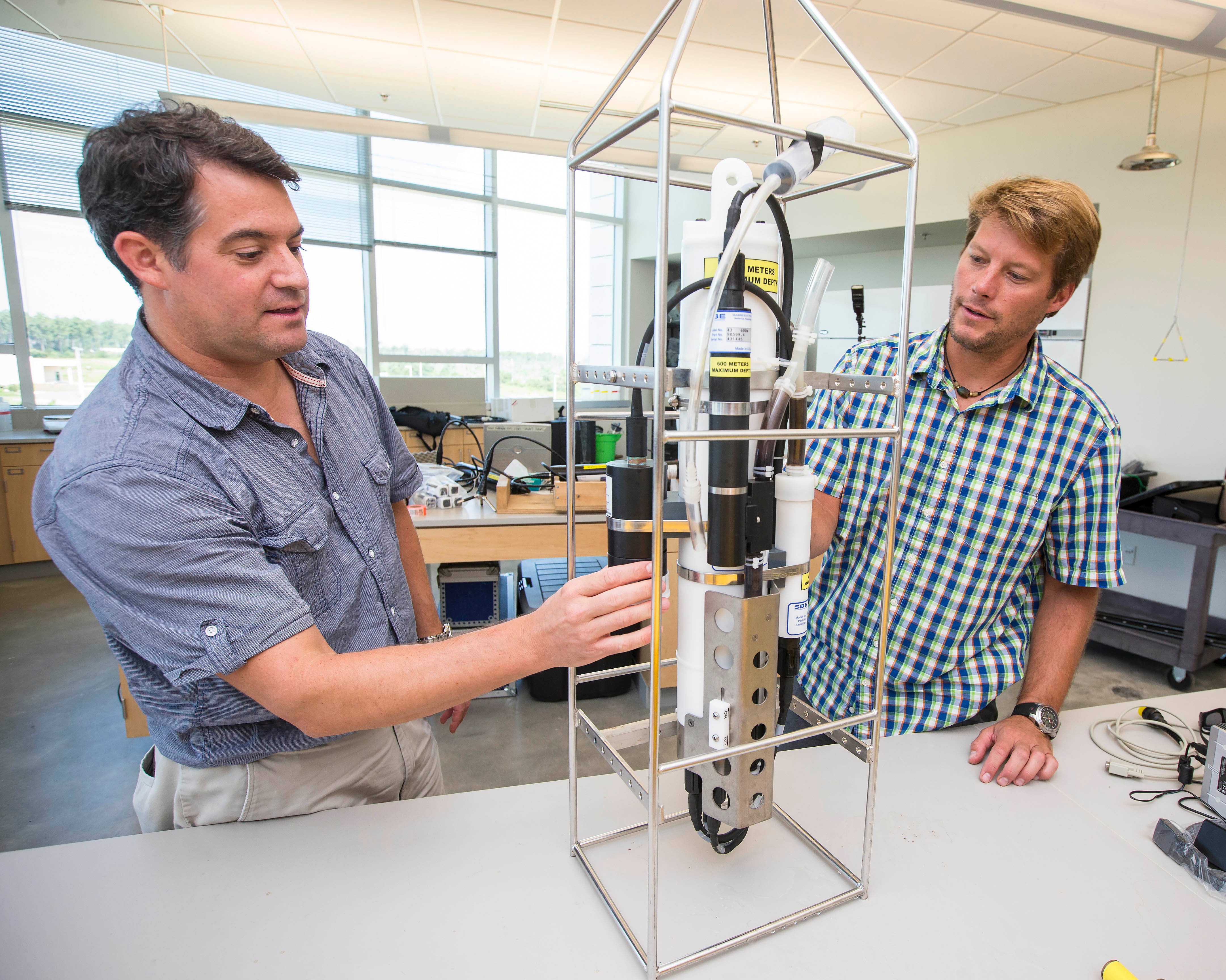 Reide Corbett (right) works with J.P. Walsh on a project at the Coastal Studies Institute. Corbett, one of two directors of East Carolina University’s marine and coastal research cluster, introduced the cluster’s goals to other directors at a presentation meeting on Feb. 21.