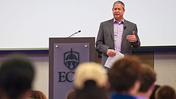 Chris Stansbury talks to students in the Main Campus Student Center during a 2023 new student orientation session.