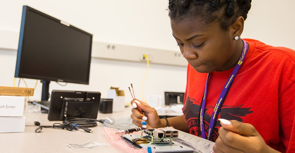Quisherra Tyson builds her Raspberry Pi mini computer. (Photos by Cliff Hollis)