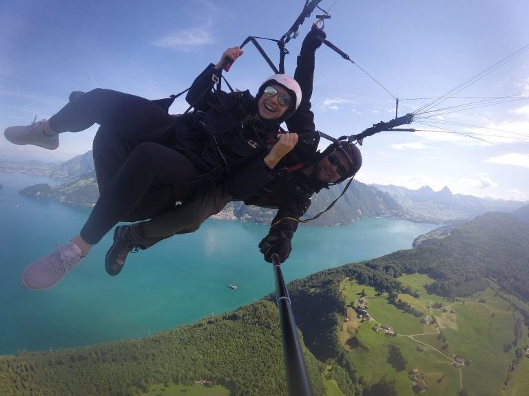Marianna Shurina paraglides over Lake Luzern.