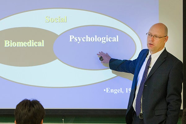 Sam Sears talks to students about the intersection between medicine and psychology as part of ECU’s clinical health psychology program. 